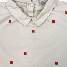 Charger l&#39;image dans la galerie, Chemise crème en coton avec petit col carrés rouges 10Y
