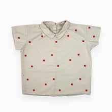 Charger l&#39;image dans la galerie, Chemise crème en coton avec petit col carrés rouges 10Y
