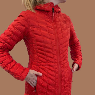 Manteau 'thermoball' rouge style puffer mince pour femmes S