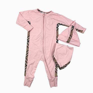 Pyjama avec bavoir et tuque rose avec bande carreauté emblématique 9M
