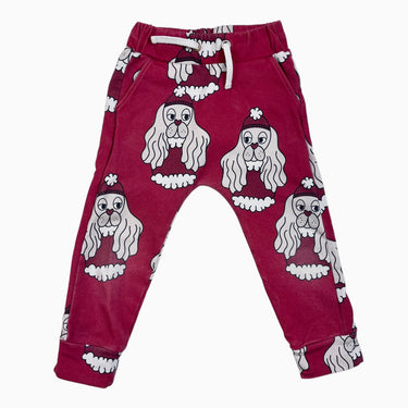 Pantalon de jogging rouge fraise à imprimé chien à bonnets 98-104 (3-4Y)