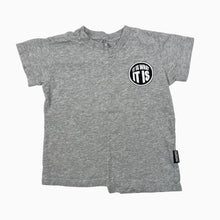Charger l&#39;image dans la galerie, T-shirt gris chiné en coton avec écusson &#39;It is what it is&#39; et col déstructuré 3-4Y
