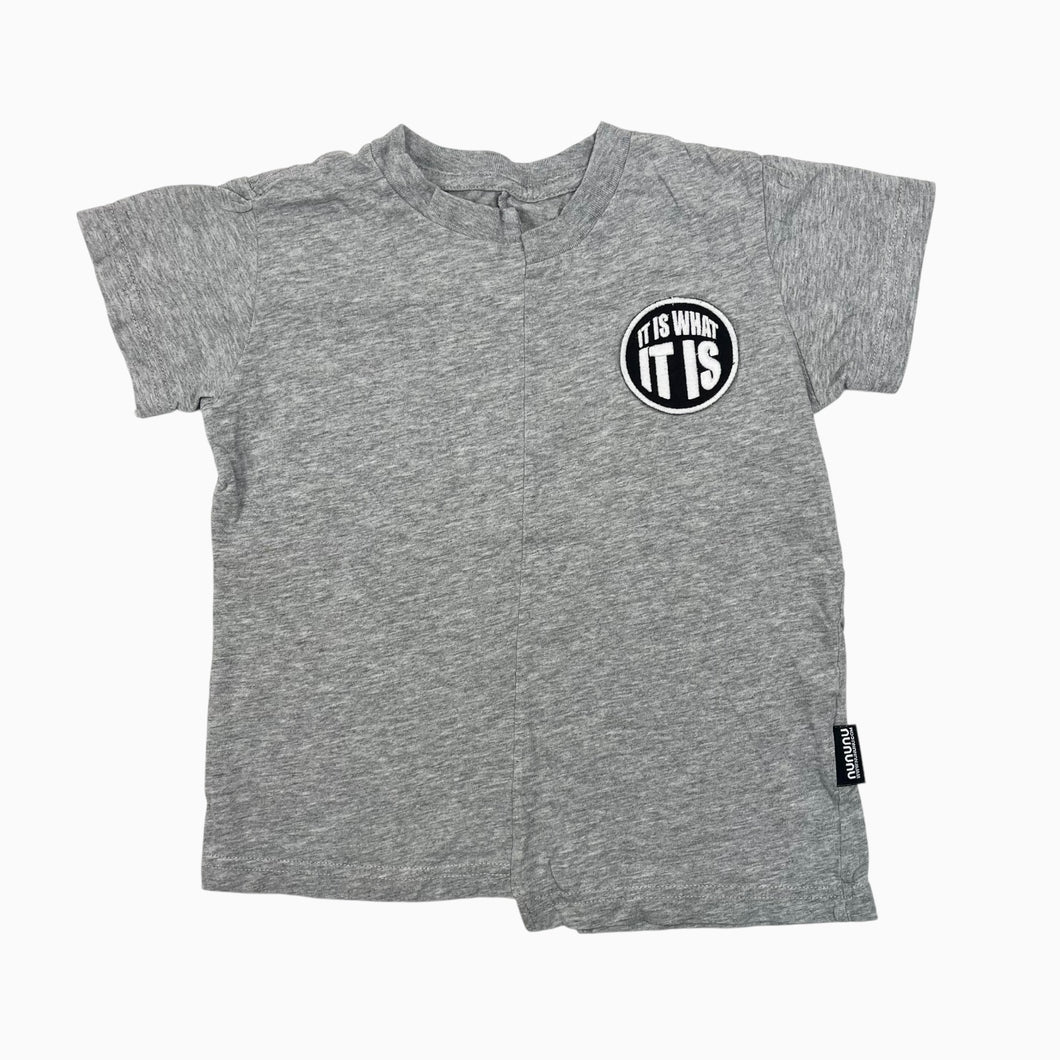 T-shirt gris chiné en coton avec écusson 'It is what it is' et col déstructuré 3-4Y