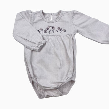 Barboteuse lilas pâle avec fleurs brodés 12M