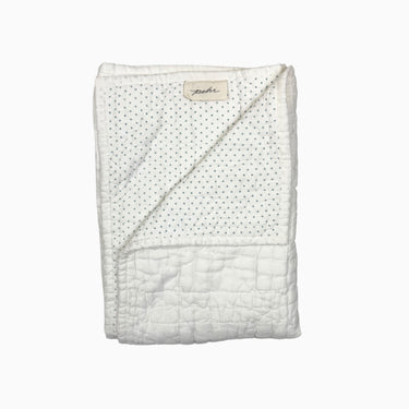 Couverture blanche matelassée en coton bio format bassinette (crib size)