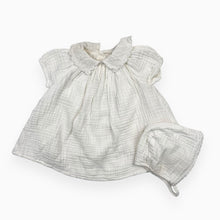 Charger l&#39;image dans la galerie, Robe et bonnet crème en mousseline de coton avec broderie anglaise 3M

