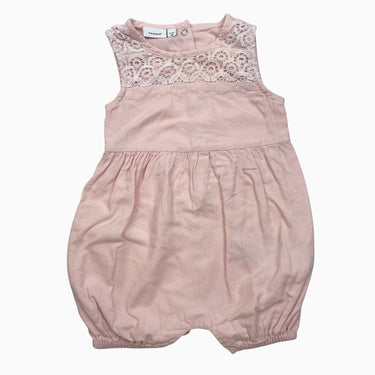 Barboteuse rose poudré avec broderie anglaise 4-6M