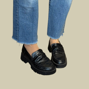 Mocassins noires texturées 'serpent' pour femmes 7US