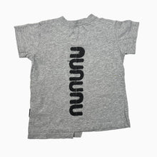 Charger l&#39;image dans la galerie, T-shirt gris chiné en coton avec écusson &#39;It is what it is&#39; et col déstructuré 3-4Y
