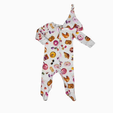 Pyjama gris 'pâtisseries' avec bonnet de naissance 3-6M
