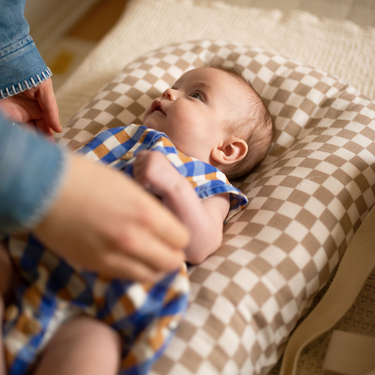 Barboteuse à vichy bleue et latté en lin 3-6M