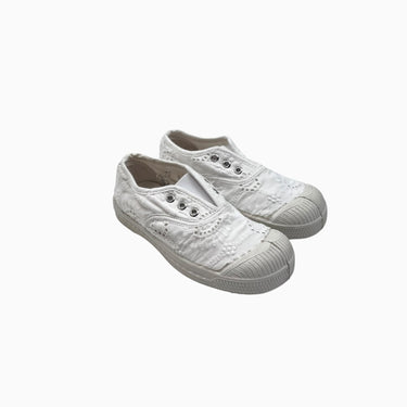 Souliers blancs avec broderie anglaises 8US