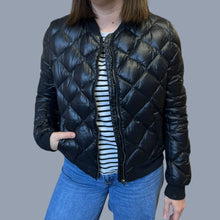 Charger l&#39;image dans la galerie, Manteau noir en nylon matelassé doublé en poly et duvet pour femmes L (fit ajusté)
