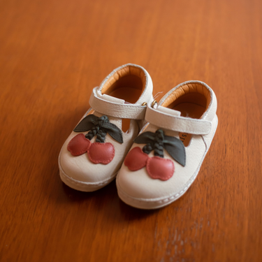 Souliers taupe 'cerise' à velcro 23EU