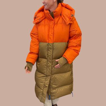 Manteau 'Artic' style puffer orange et latté doublé en duvet pour femmes L