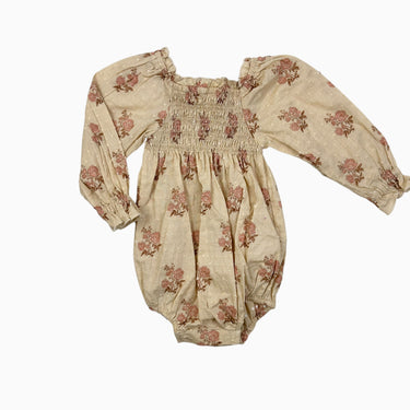 Barboteuse beige-rosée fleurie avec smock et point d'esprit 3M