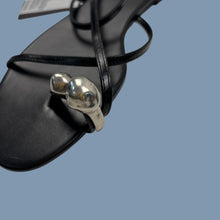Charger l&#39;image dans la galerie, Sandales en cuir noir &#39;Dedo pieza&#39; avec détail argenté pour femmes 10 US - 41 EUR
