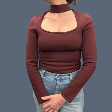 Haut bordeau avec découpe et col montant pour femmes M