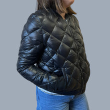 Charger l&#39;image dans la galerie, Manteau noir en nylon matelassé doublé en poly et duvet pour femmes L (fit ajusté)
