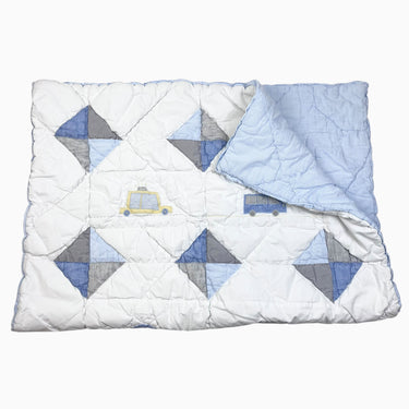 Couverture blanche patchwork 'voitures' matelassée