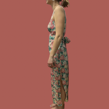 Load image into Gallery viewer, Robe maxi ceinturée en soie à motif floral fait en Italie pour femmes M
