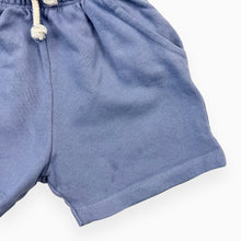 Charger l&#39;image dans la galerie, Short bleu periwinkle en coton french terry 12-18M
