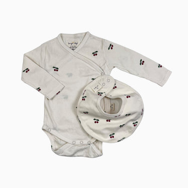 Ensemble Cache-couche et bavoir vanille 'cerises' 0-1M