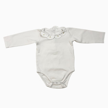 Cache-couche à col pétale festonné blanc avec broderie dorée 6M