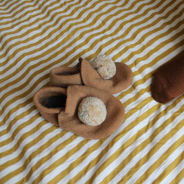 Pantoufles en suède avec pompons 14.5cm (6-7 US)