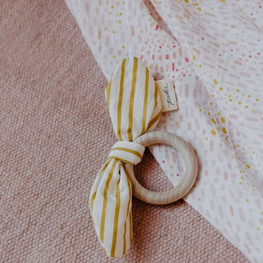 Anneau en bois avec boucle rayée jaune