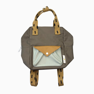 Petit sac vert sauge en poly recyclé avec pochette bleu ciel et accent taupe