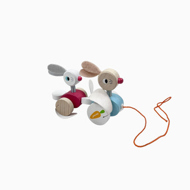 Lapins en bois sur roulettes à tirer