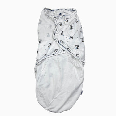 Dormeuse d`emmaillotage lestée blanche a imprimé pingouin 0-6m