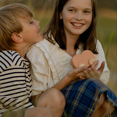 Jouet de voiture coeur rose en bois
